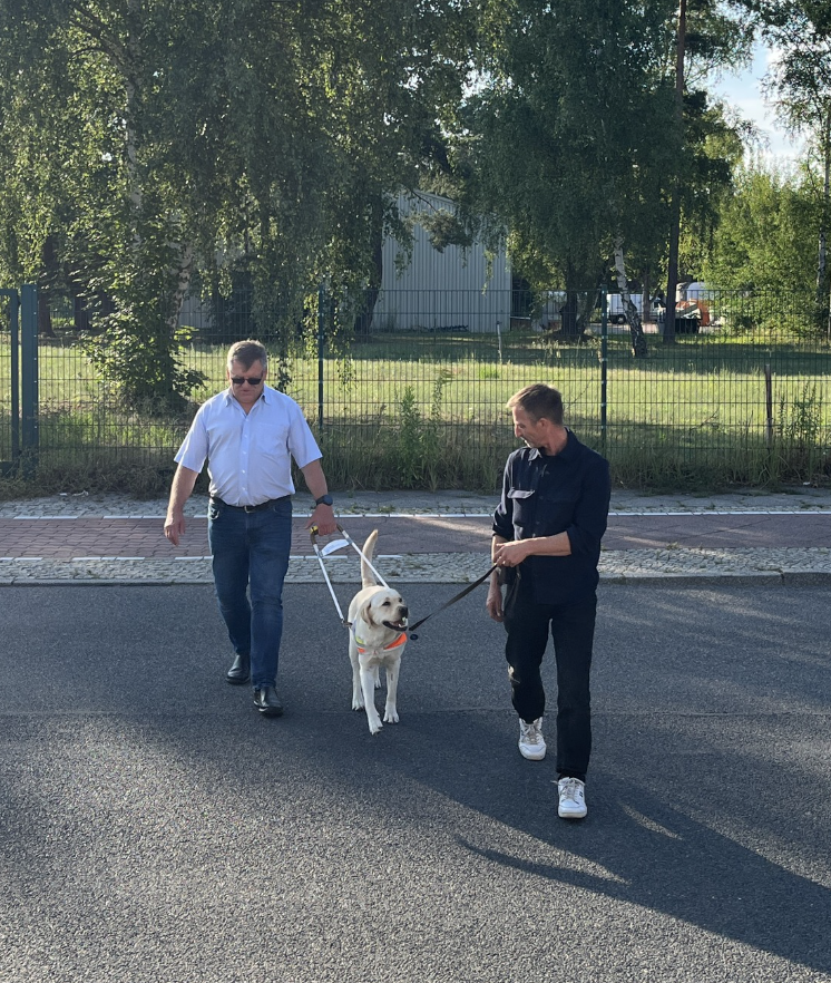 Unser Präsident mit Hundetrainer und Blindenführhund beim Probe-Training